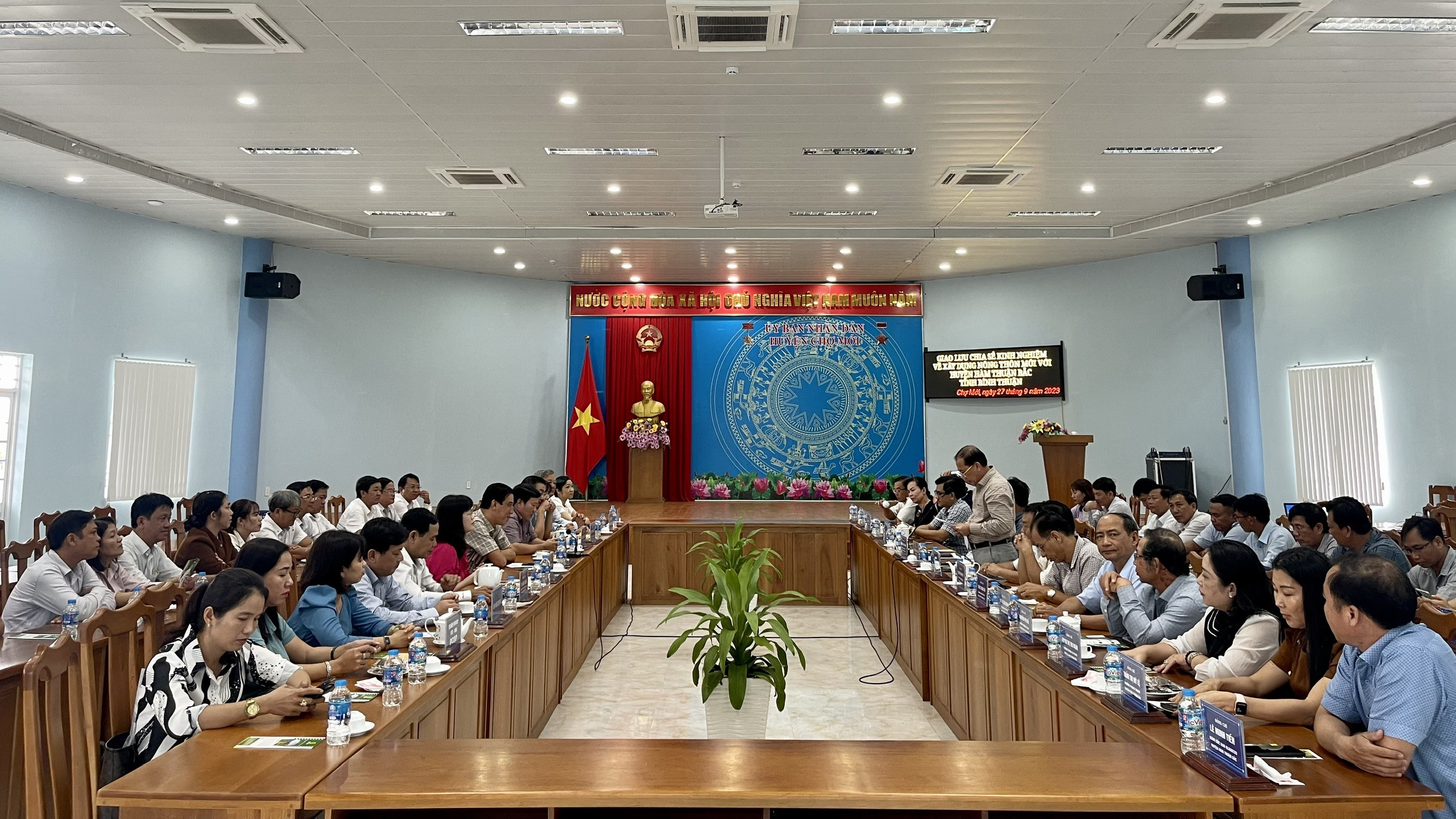Đoàn công tác huyện Hàm Thuận Bắc, tỉnh Bình Thuận giao lưu với huyện Chợ Mới